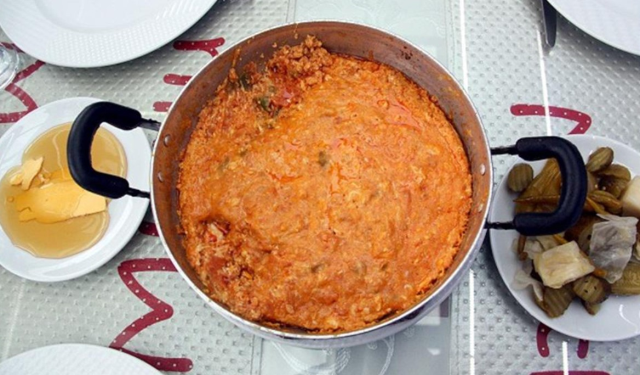 Menemen soğanlı mı olur soğansız mı?