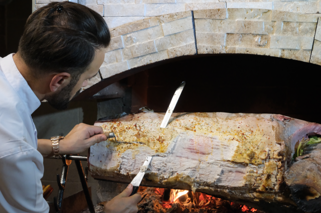 Ankaralı şeflerden yeni lezzet deneyimi: Kılıç balığından cağ kebabı